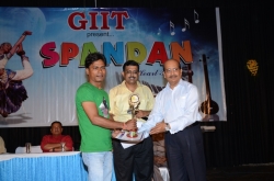 Best Project(IT) Award tp Sanjeev Roa by Dr. Salil Roy, Vice Chancellor, Ku and Mr. Om Prakash